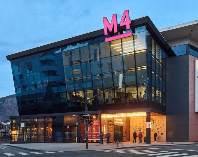 M4 Nachtaufnahme Info & Services Bild